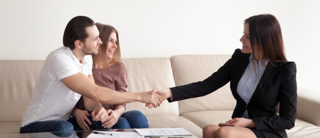 couple receiving insurance services for expatriates in Spain